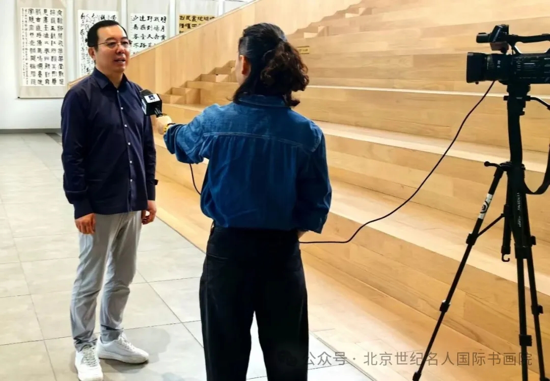 王家新接受采访